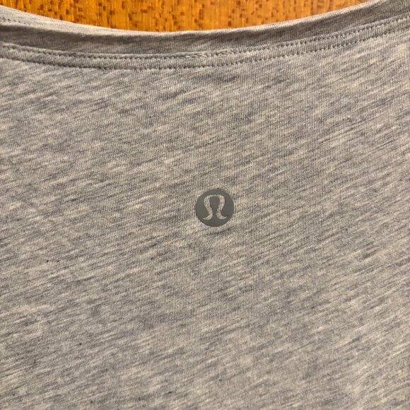 Lululemon Back in Action Short Sleeve Shirt - Heather Grey - Size 4 - Picture 4 of 5